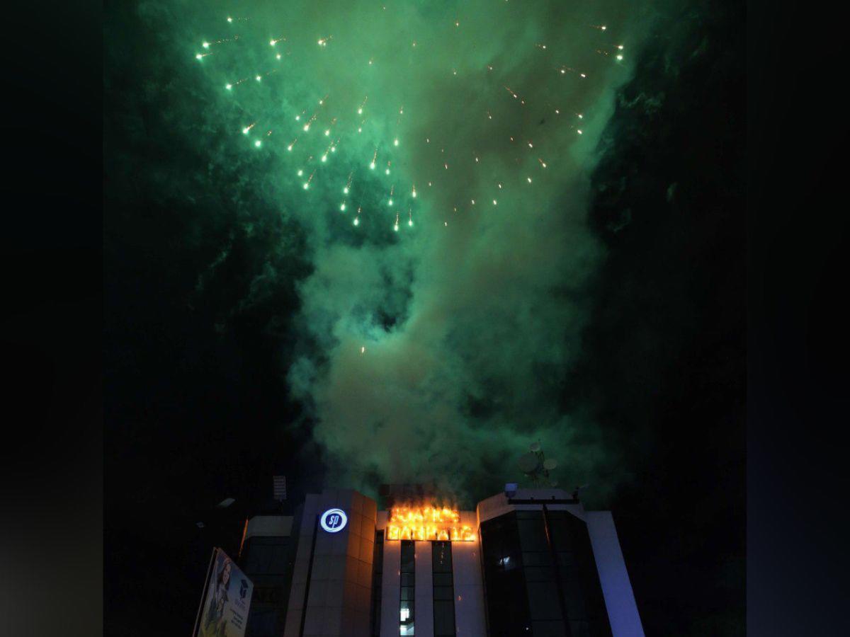 Banpaís iluminó el cielo de la capital con show de fuegos artificiales