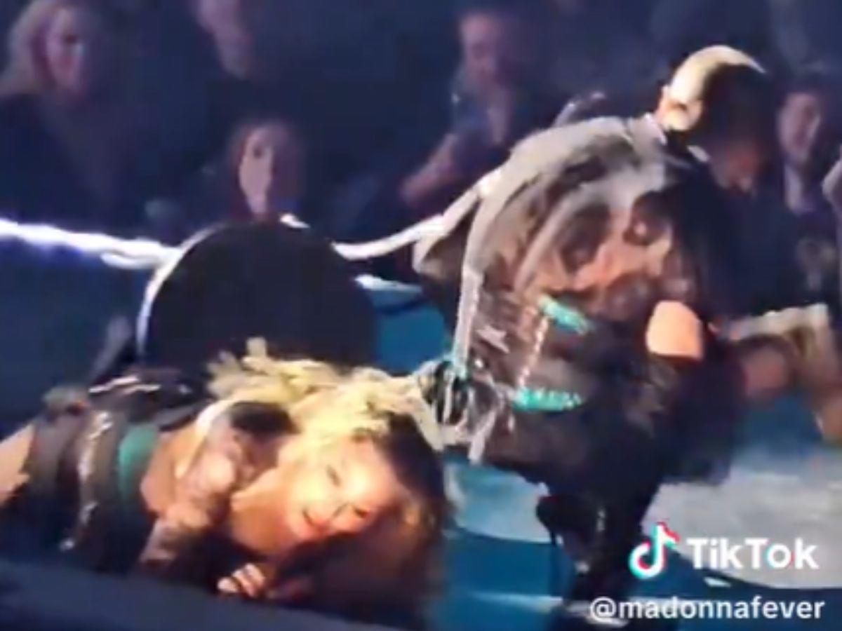 Bailarín de Madonna la deja caer sobre el escenario durante un concierto