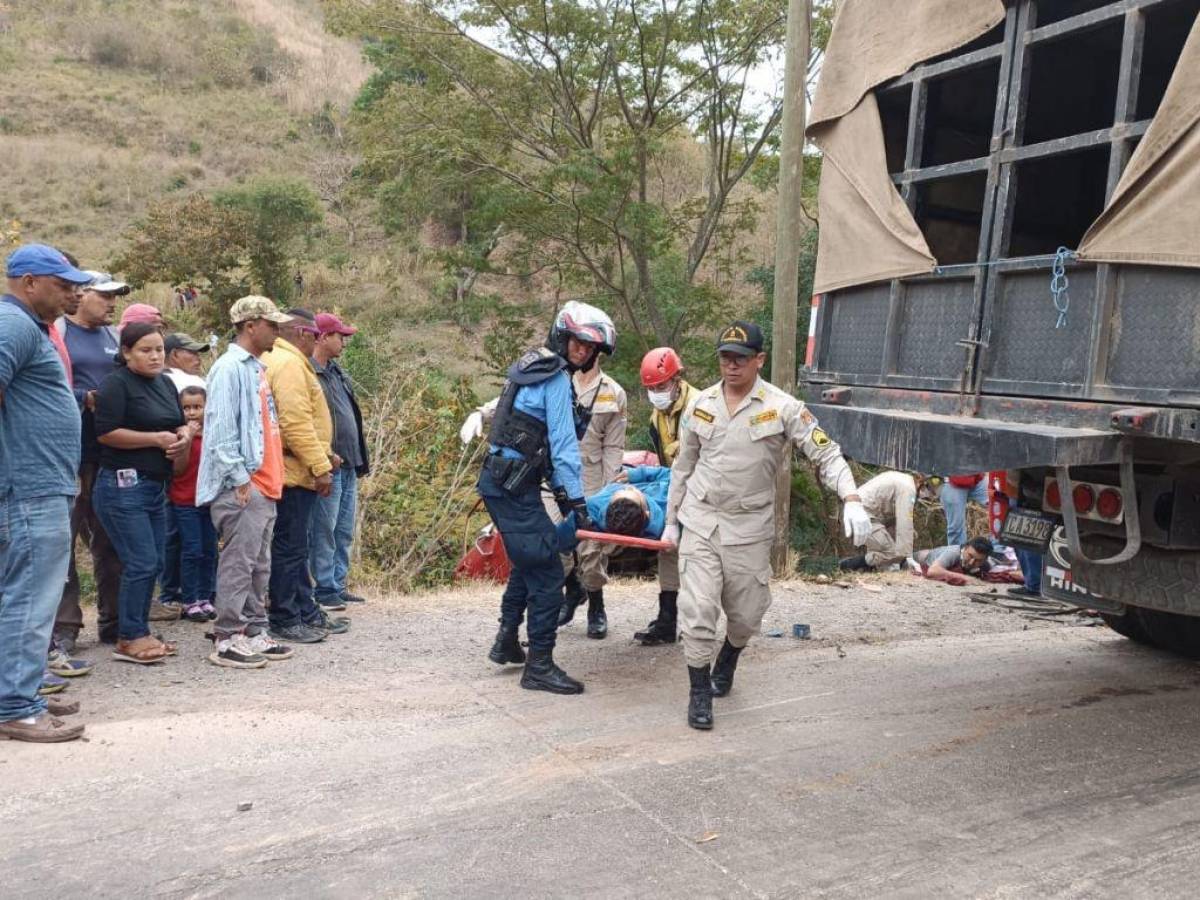 En camillas y en ambulancias fueron trasladados los heridos, producto del fuerte choque entre dos vehículos.