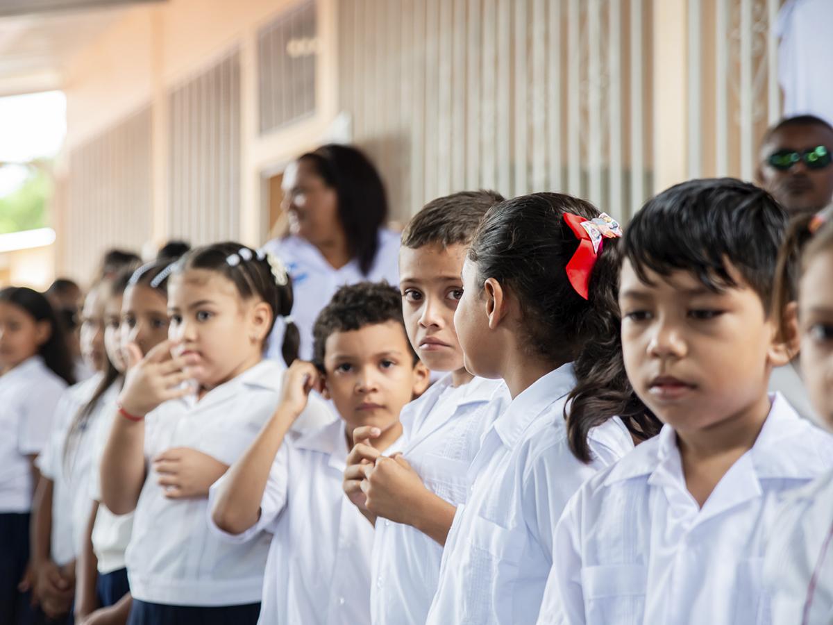 <i>Estudiantes del Centro de Educación Básica José Trinidad Cabañas disfrutan de sus nuevas instalaciones, listas para un aprendizaje de calidad.</i>