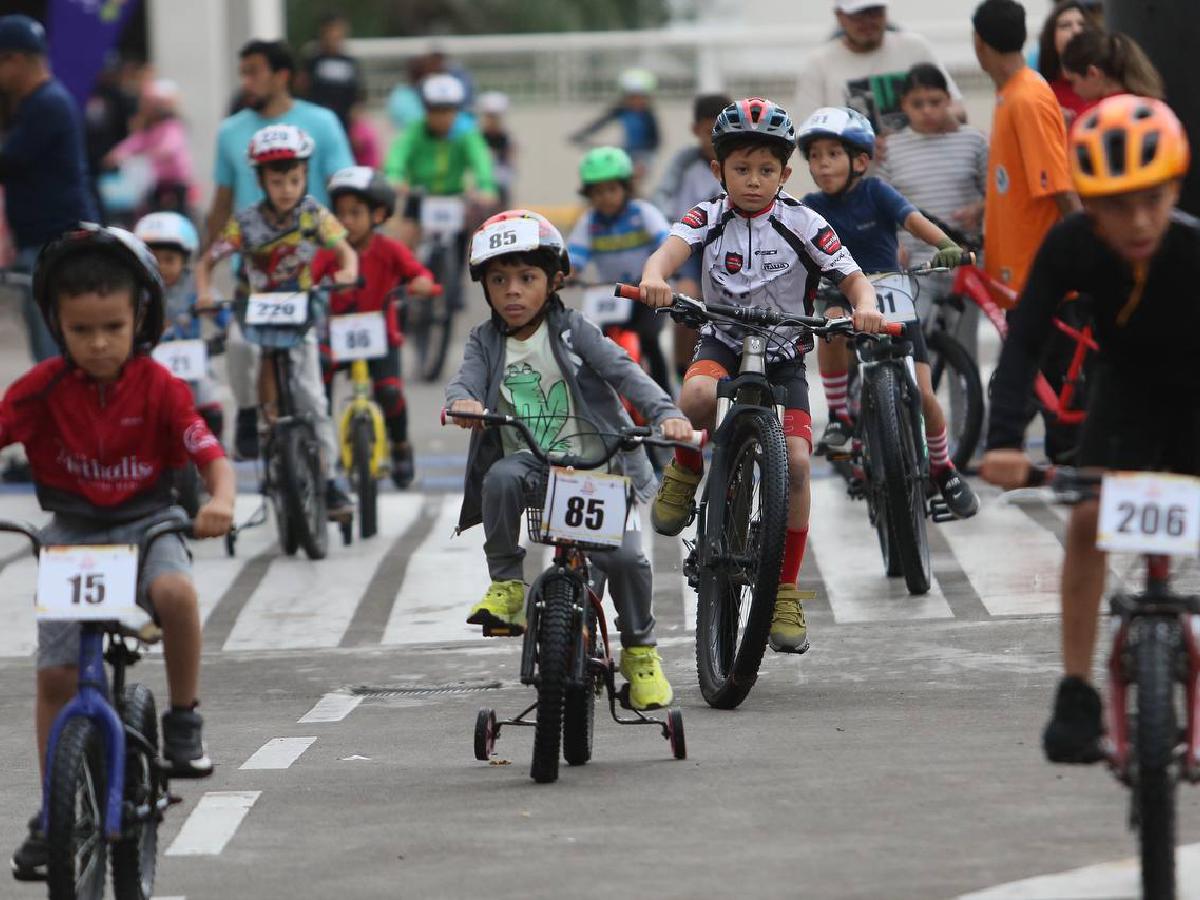 Familias completas dicen presente en la Vuelta Ciclística Infantil de EL HERALDO