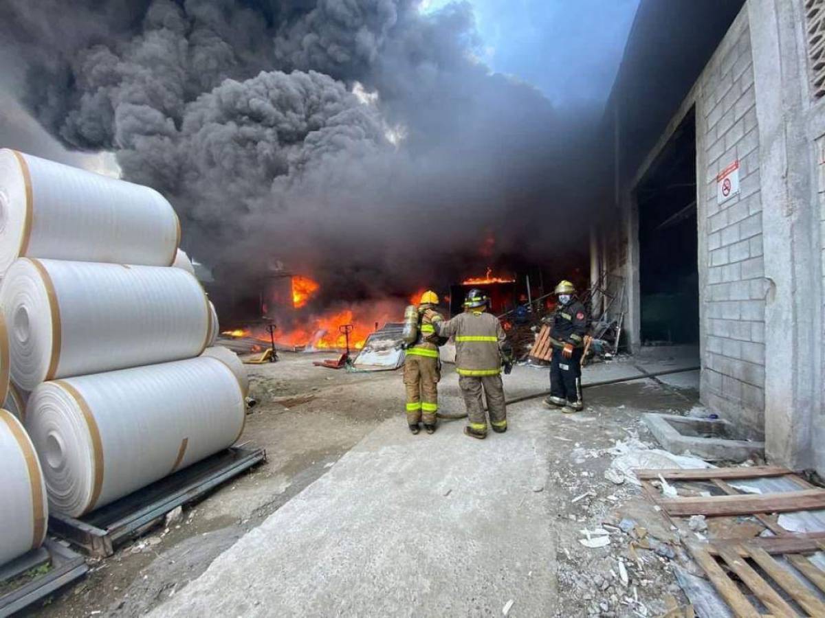 Pavoroso incendio consumió empresa de productos desechables en Choloma, Cortés