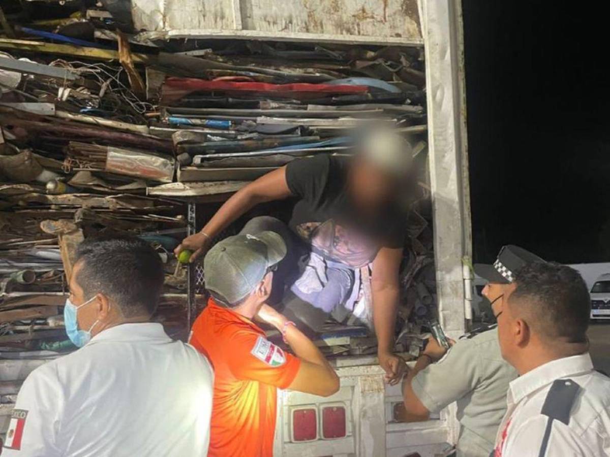 Detienen en México a 45 migrantes que viajaban en compartimiento oculto de un camión