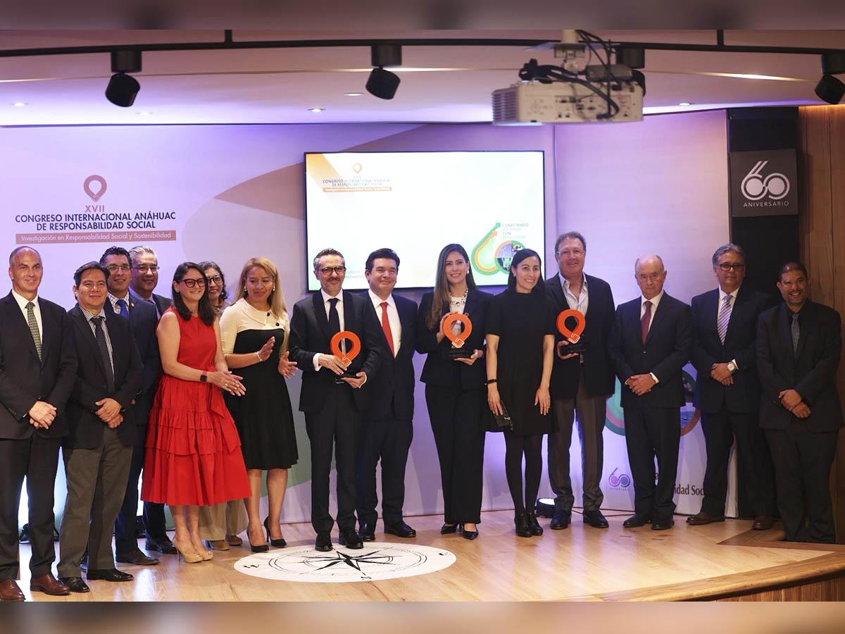 <i>Representantes de De Mi Tierra recibiendo el Premio Anáhuac a la Responsabilidad Social 2024, un reconocimiento a su impacto en la agricultura hondureña.</i>