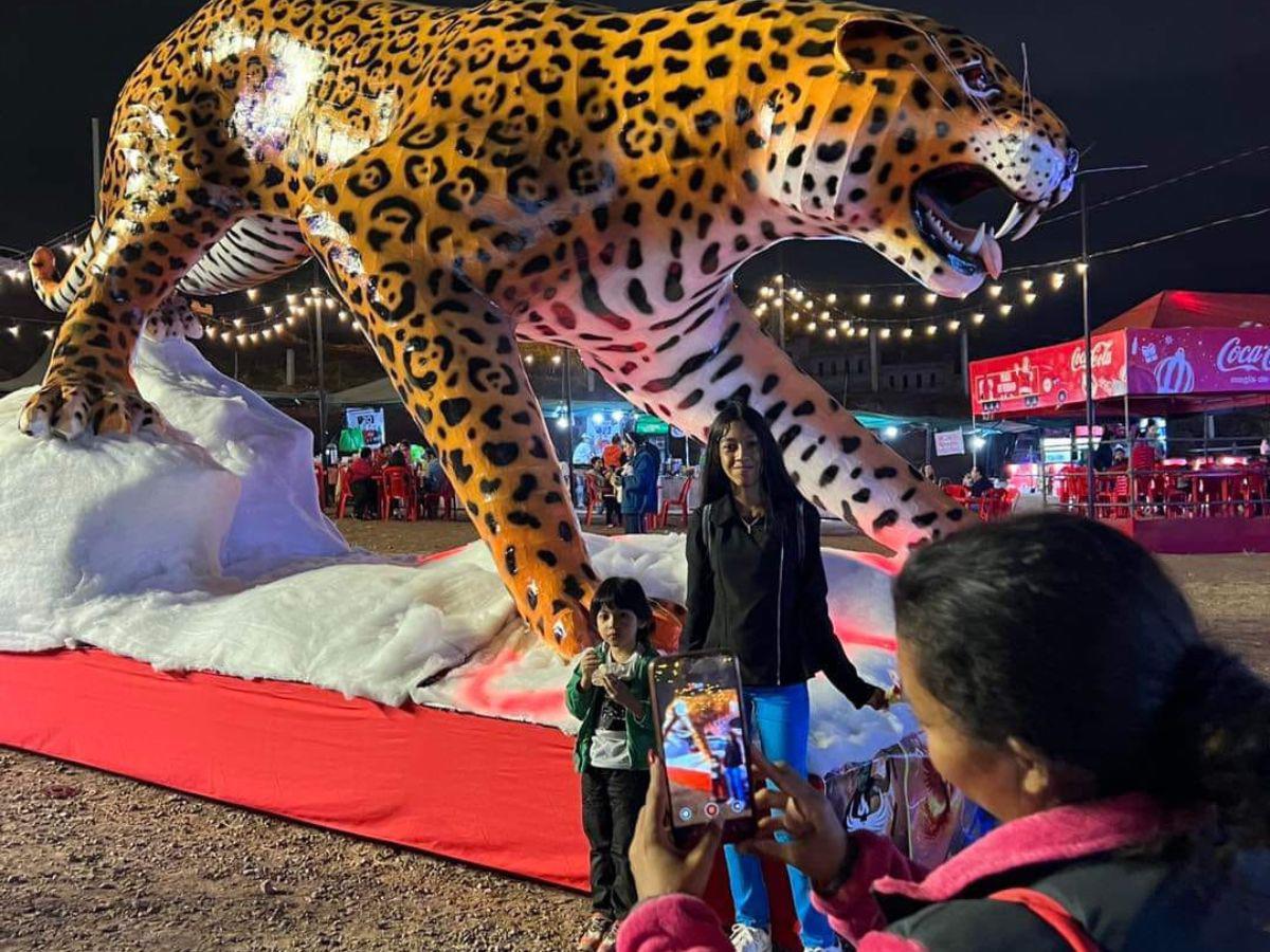 Las personas se toman fotos con las chimeneas gigantes que están en la Plaza Navideña de Buen Corazón.