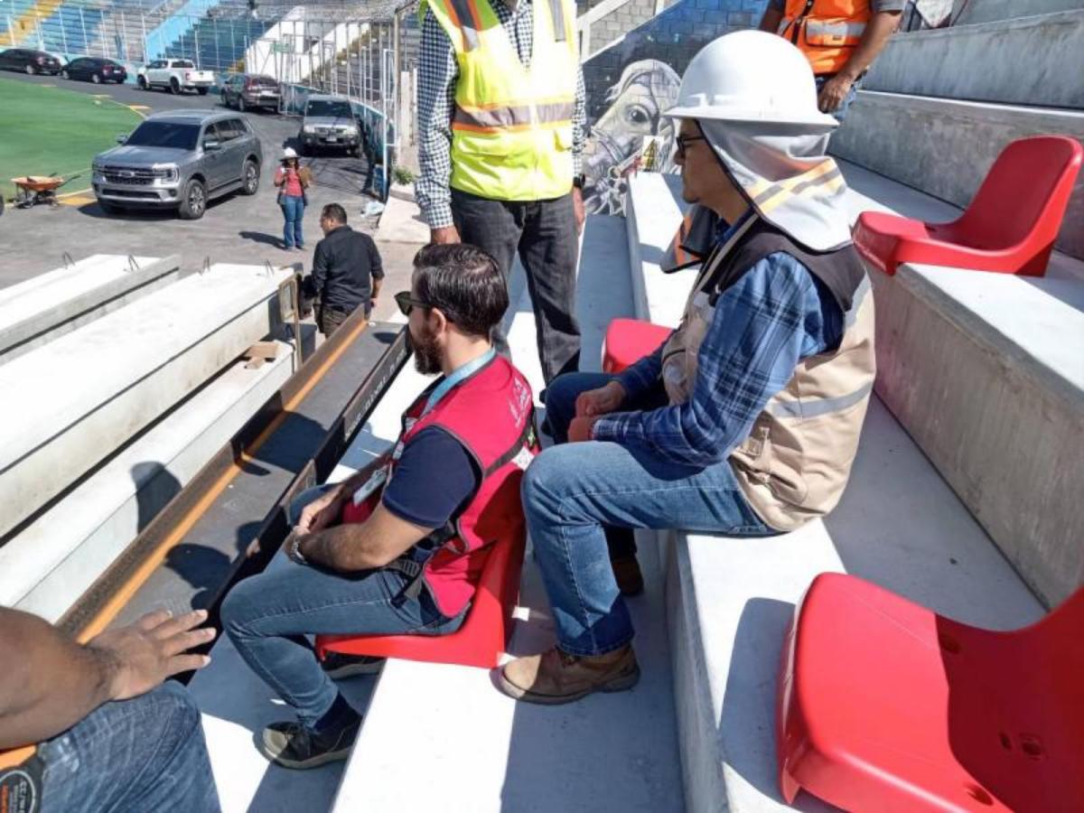 Especialista supervisa novedosa instalación en el estadio Nacional de Tegucigalpa