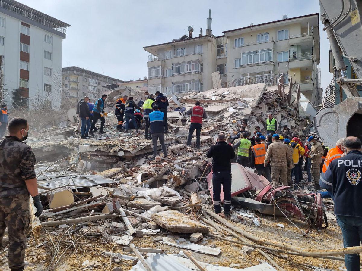 Al menos un muerto y decenas de heridos en réplica de sismo en Turquía