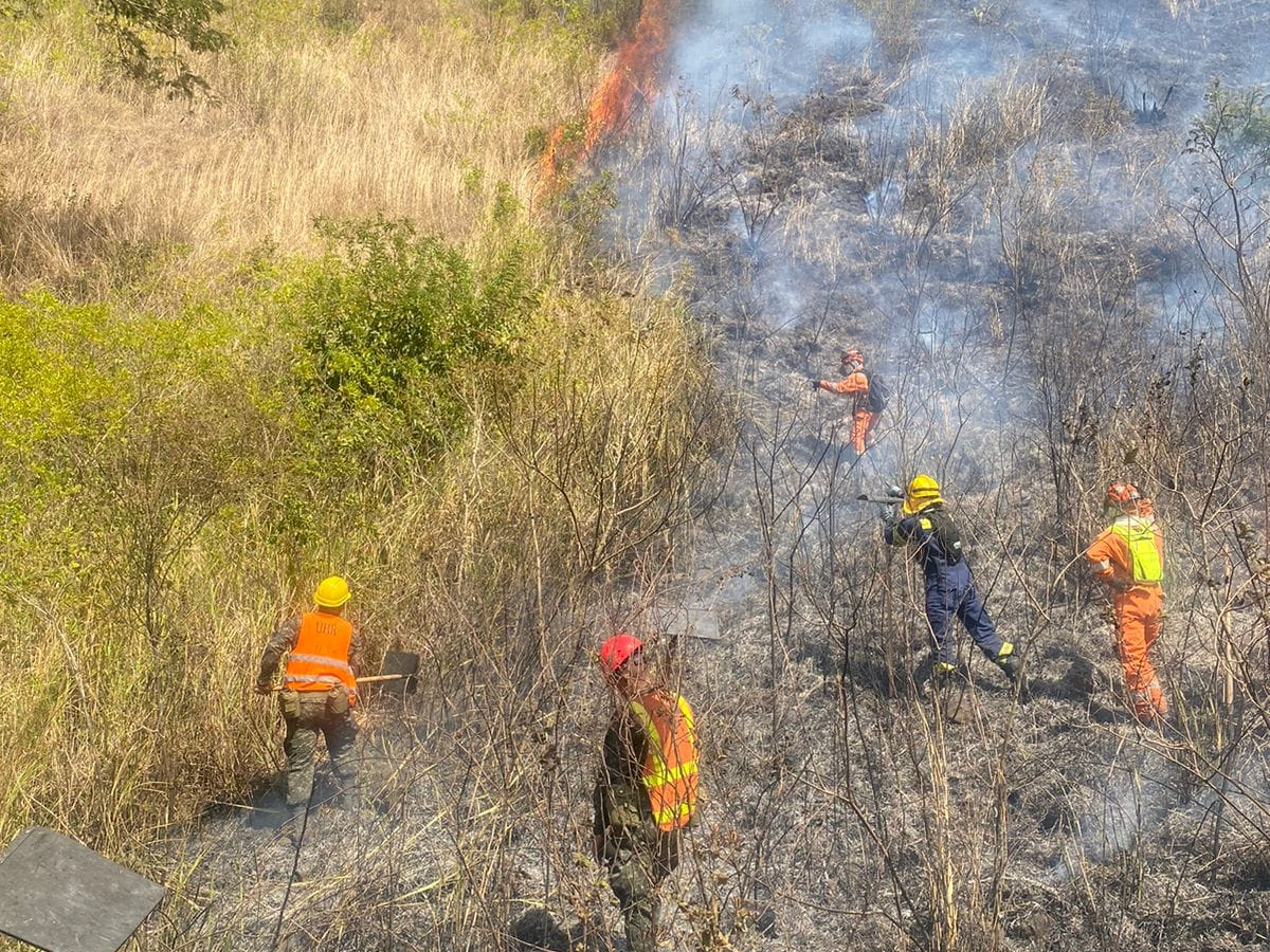 Miembros del Cuerpo de Bomberos trabajando para apagar el incendio.