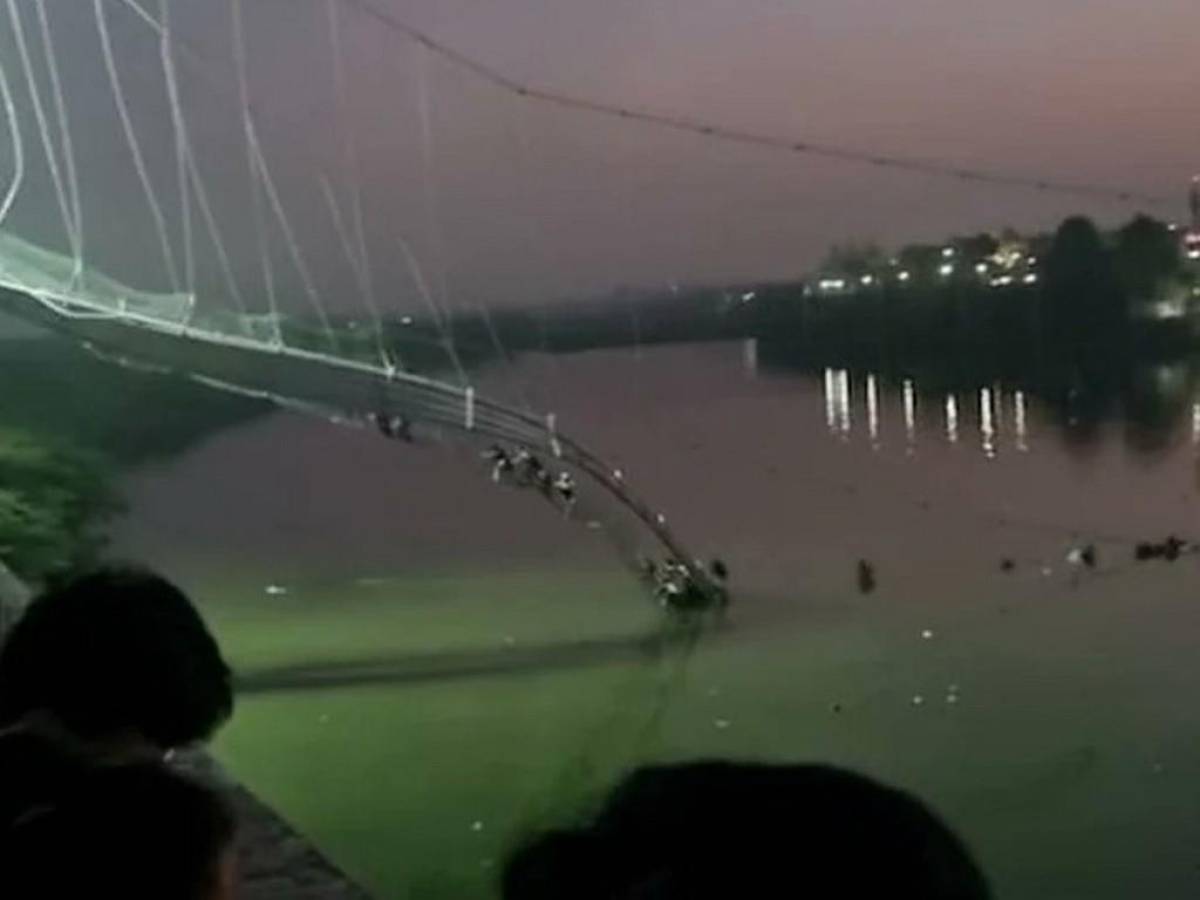 Colapso de puente colgante en India deja al menos 60 muertos