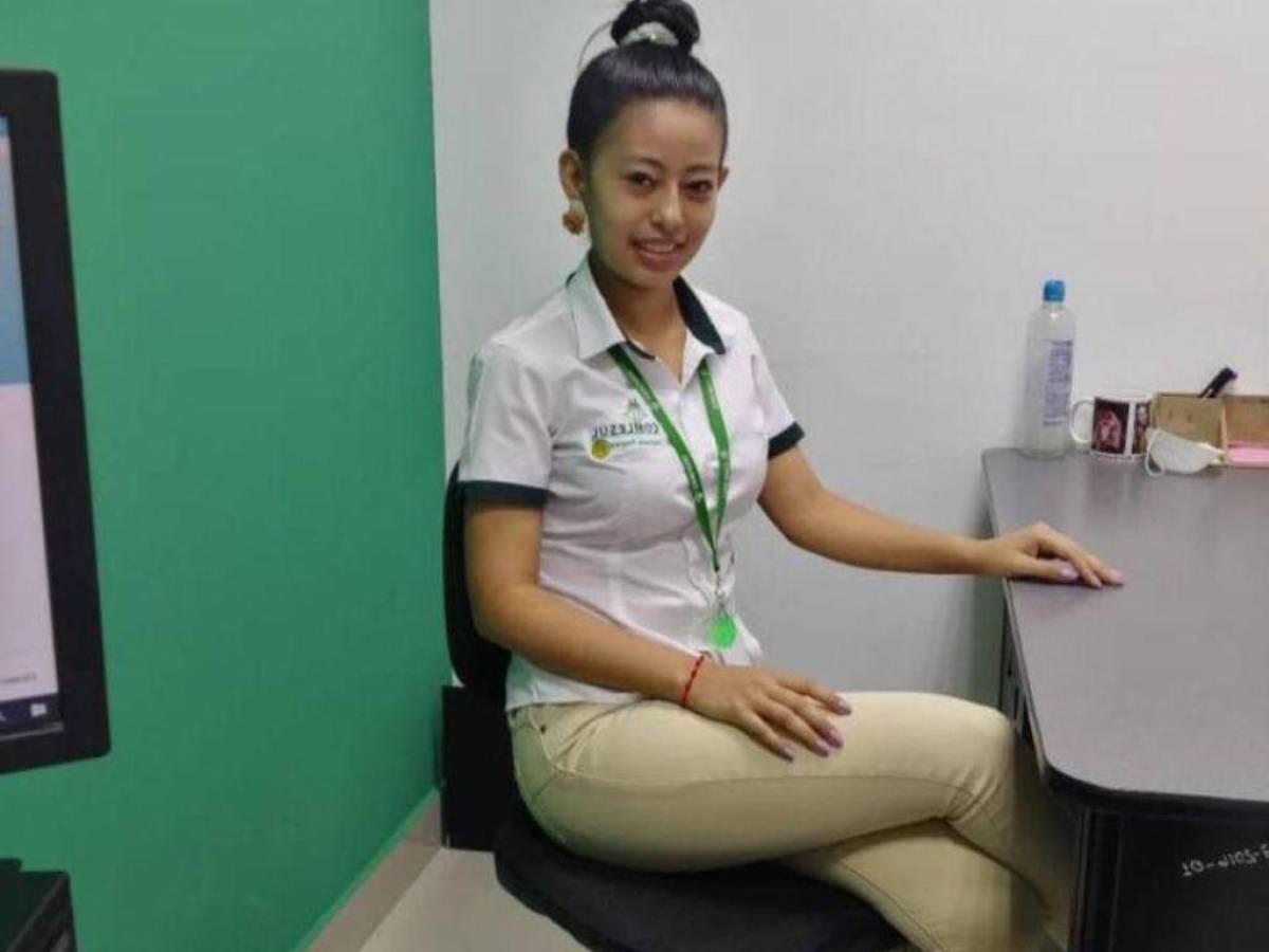 Fotografía de Belkis Molina usando el uniforme de la institución donde labora.