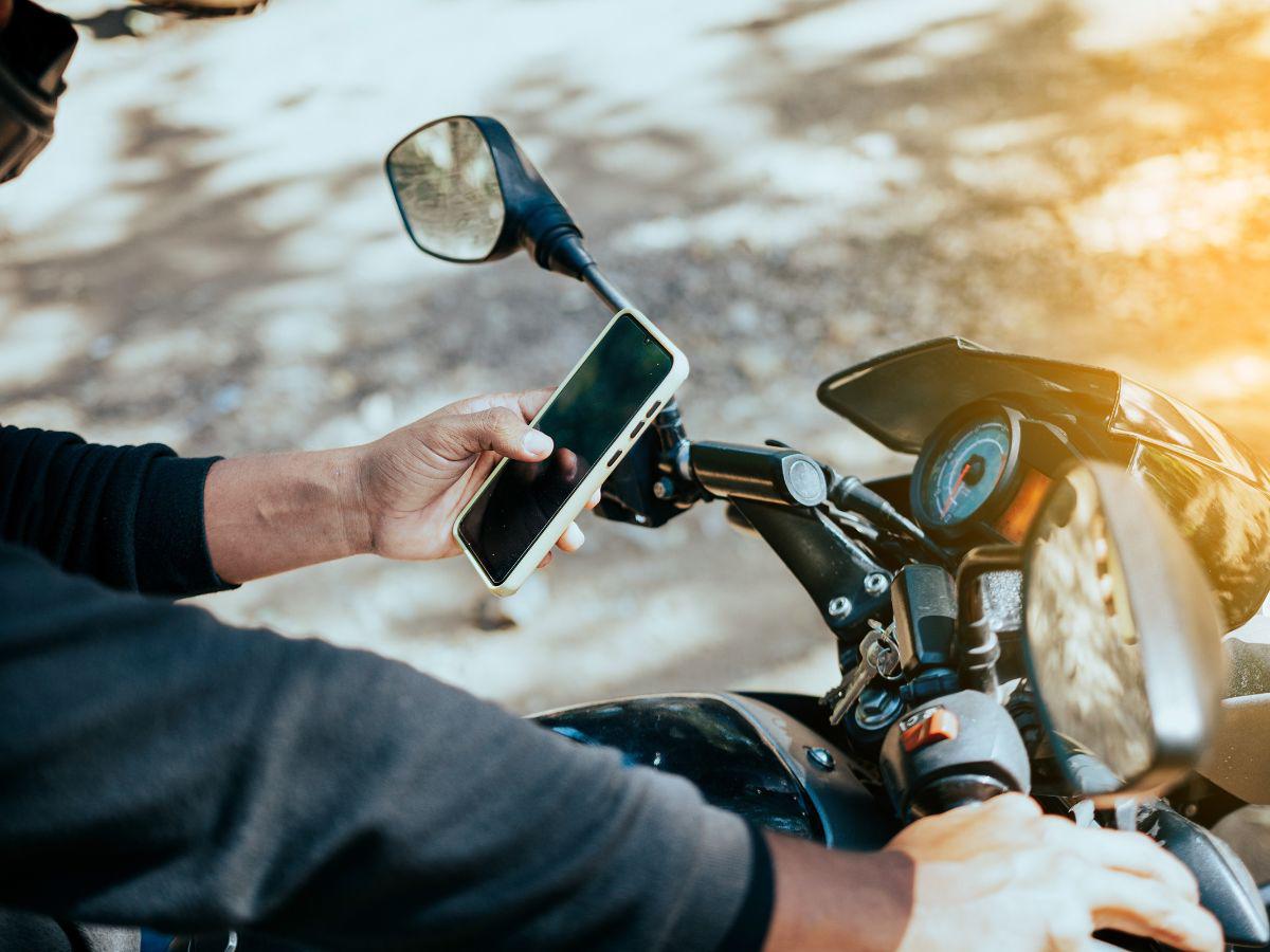 $!Ningún tipo de distracción es válido cuando está conduciendo. Si necesita utilizar con urgencia su celular, lo adecuado es orillarse y detener la marcha, sin olvidar encender las luces intermitentes.