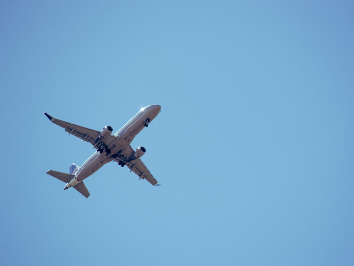 Avión se estrella con 132 pasajeros a bordo en suroeste de China