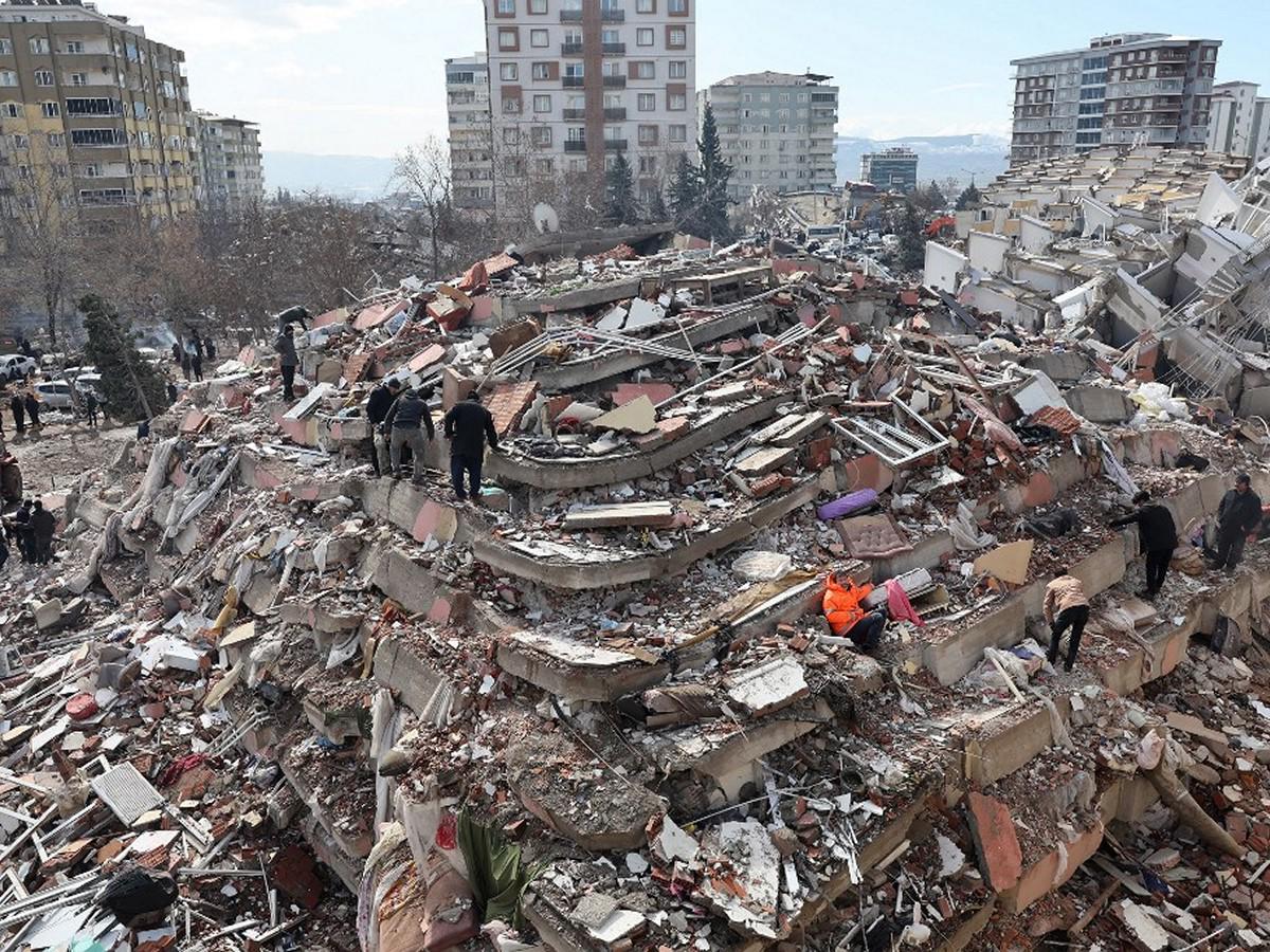 El dolor de un padre: la foto de AFP símbolo del terremoto en Turquía y Siria