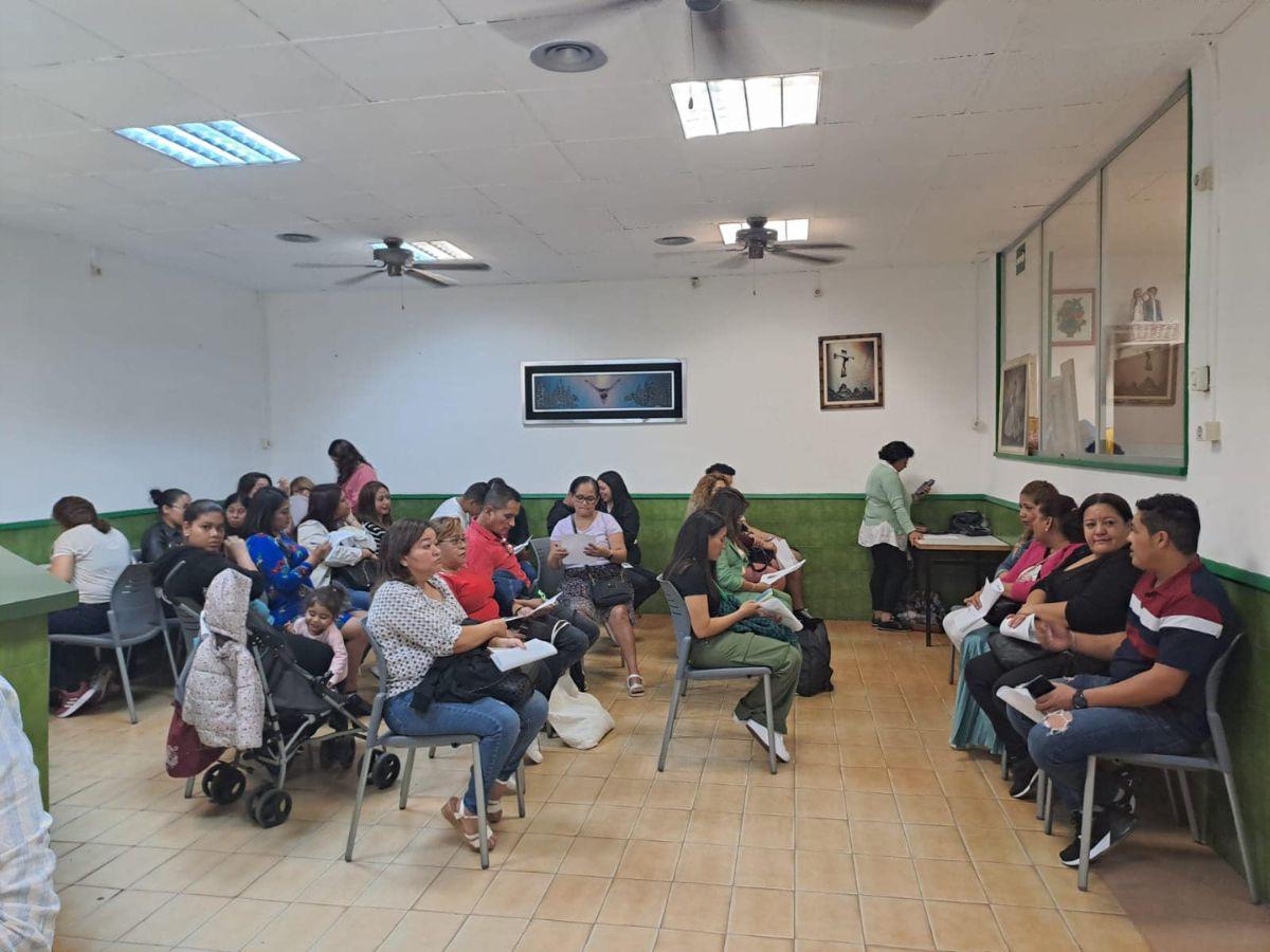 Hondureños realizan trámites en el Consulado de Barcelona.