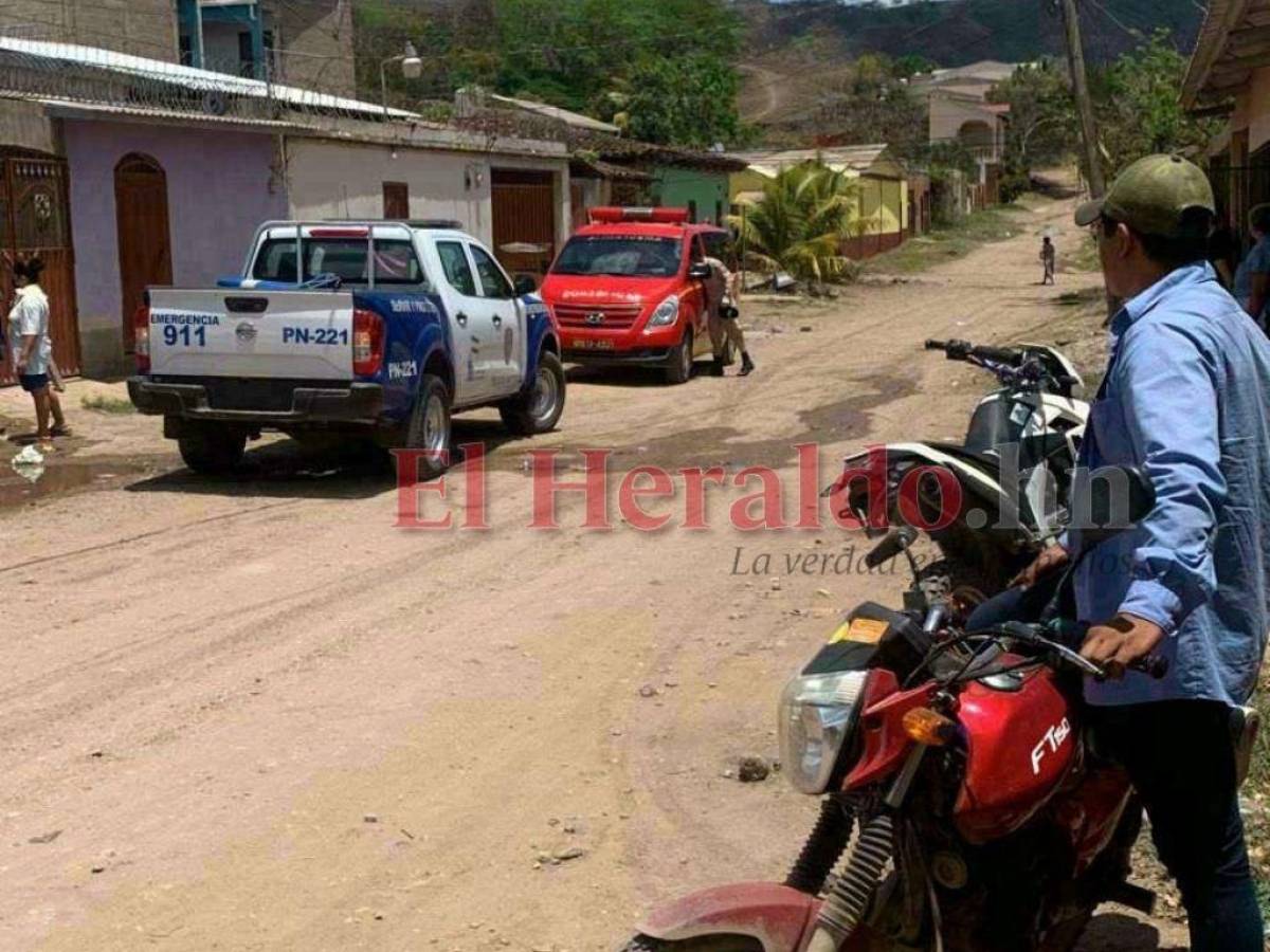 La Policía y los Bomberos llegaron a una escena.