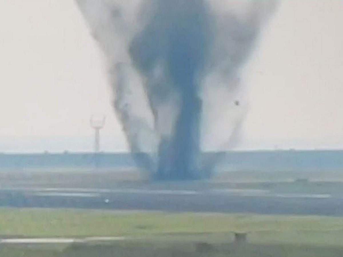 Inesperado y aterrador: así fue explosión de vieja bomba en aeropuerto de Japón