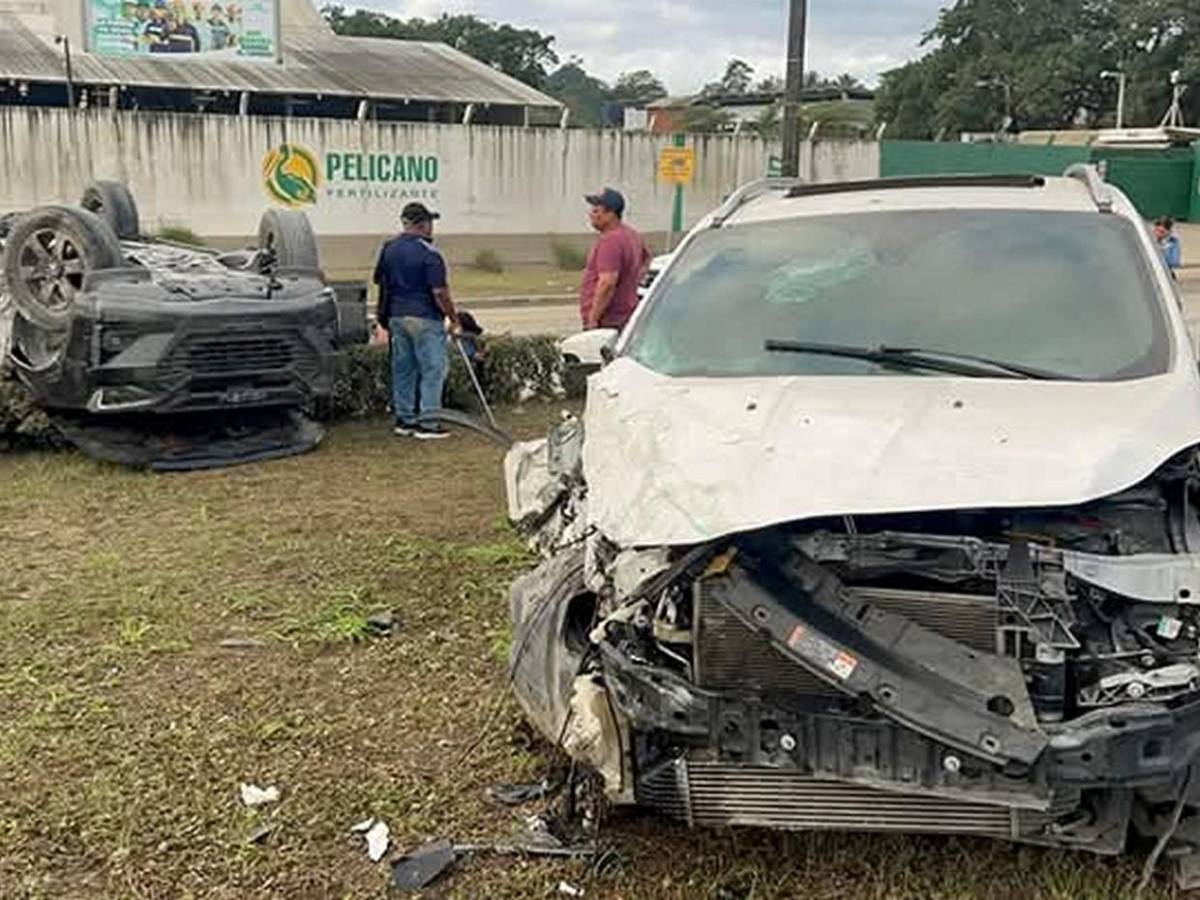 Destrozos que dejó accidente entre dos vehículos en Puerto Cortés por alta velocidad