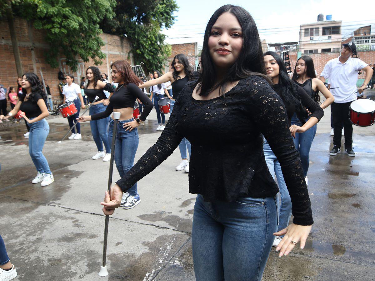 Con elegancia y talento, palillonas del Milla Selva se preparan para los desfiles