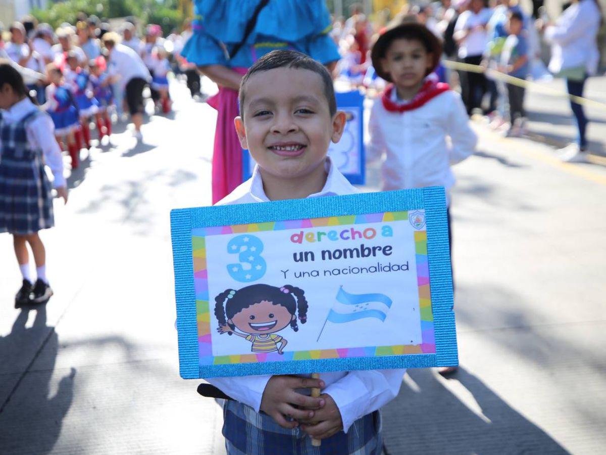 Los pequeños portaron carteles para recordarle a Honduras sus derechos.