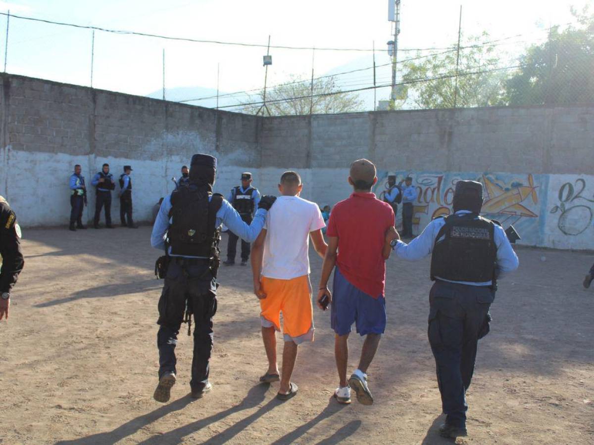 En busca de armas y drogas, agentes intervienen centro penal de Olanchito, Yoro