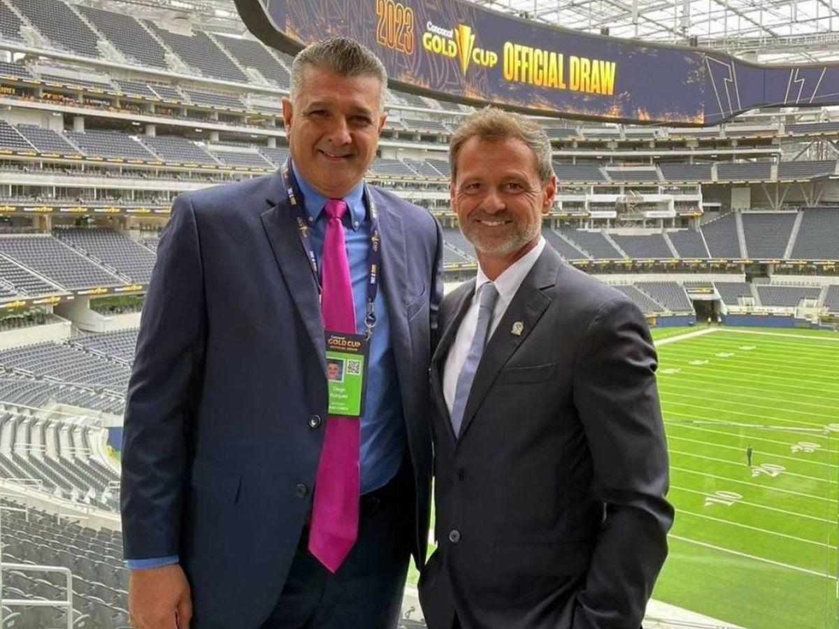 Diego Vázquez se fotografió junto a Diego Cocca en el sorteo de Copa Oro 2023.