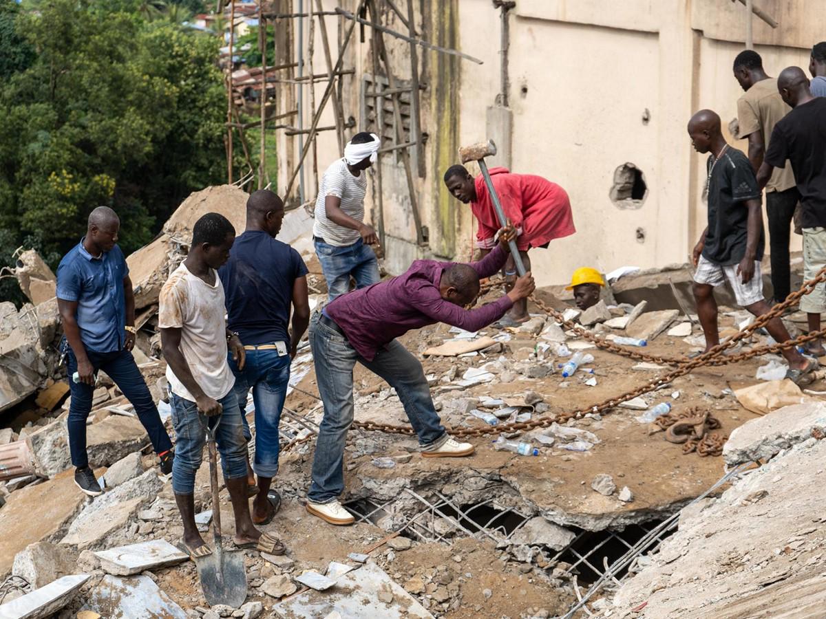 Derrumbe de edificio en Sierra Leona deja decenas de personas atrapadas bajo escombros