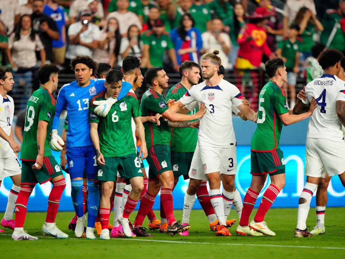 El partido de semifinales entre México y Estados Unidos se calentó demasiado en la cancha.