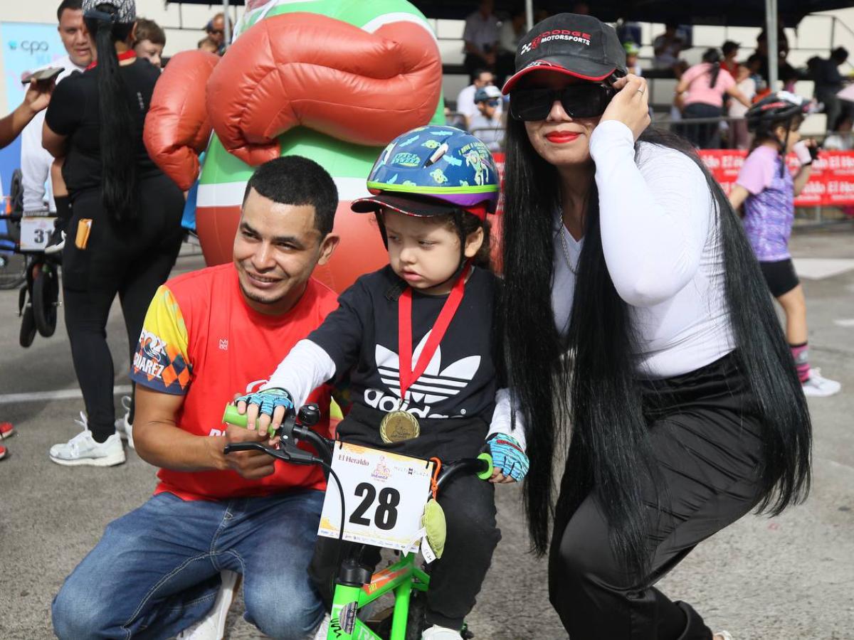 Familias completas dicen presente en la Vuelta Ciclística Infantil de EL HERALDO