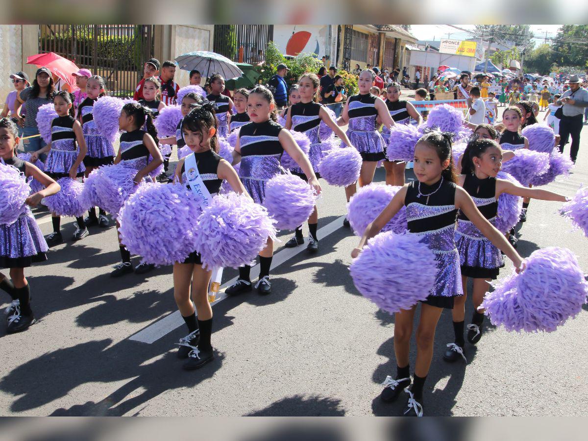 Bellas pomponeras ponen color y ritmo en los desfiles escolares de la capital este 2024