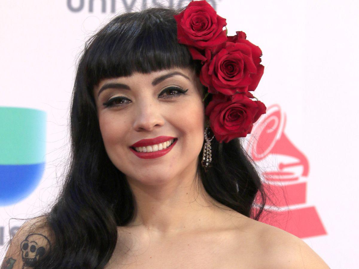 Mon Laferte desaprueba la “cacería mediática que se convierte en apedreamiento”