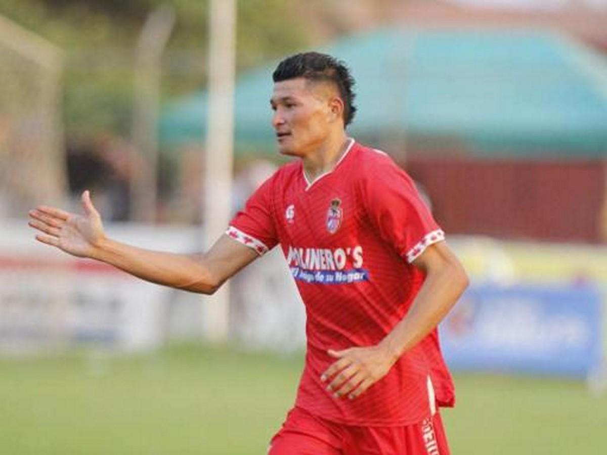 Camello Delgado hace historia al convertirse en el futbolista con más partidos en la Liga Nacional