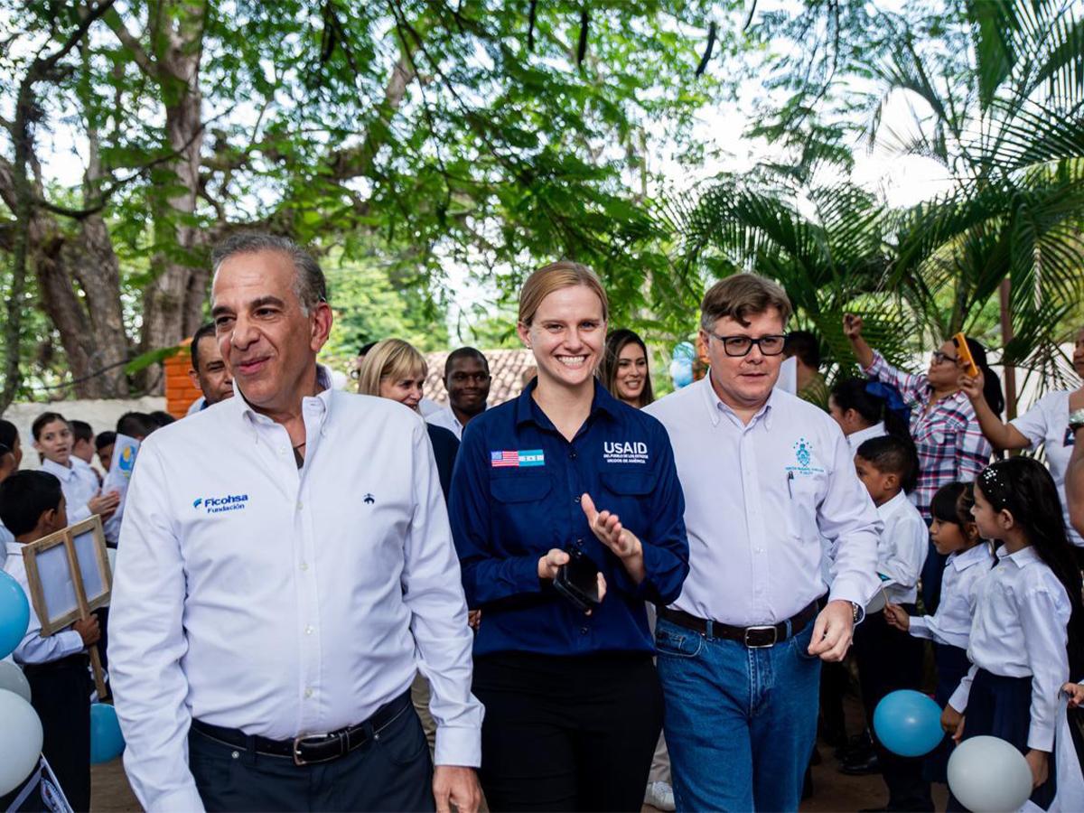 <i>Representantes de Fundación Ficohsa, USAID y la Secretaría de Educación celebran la inauguración de la escuela número 22 en El Paraíso.</i>