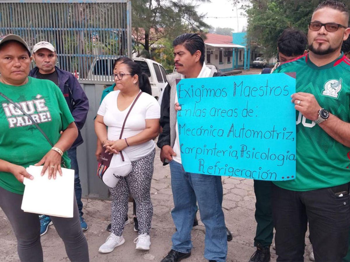 Cada semana hay protestas en centros educativos por la falta de maestros