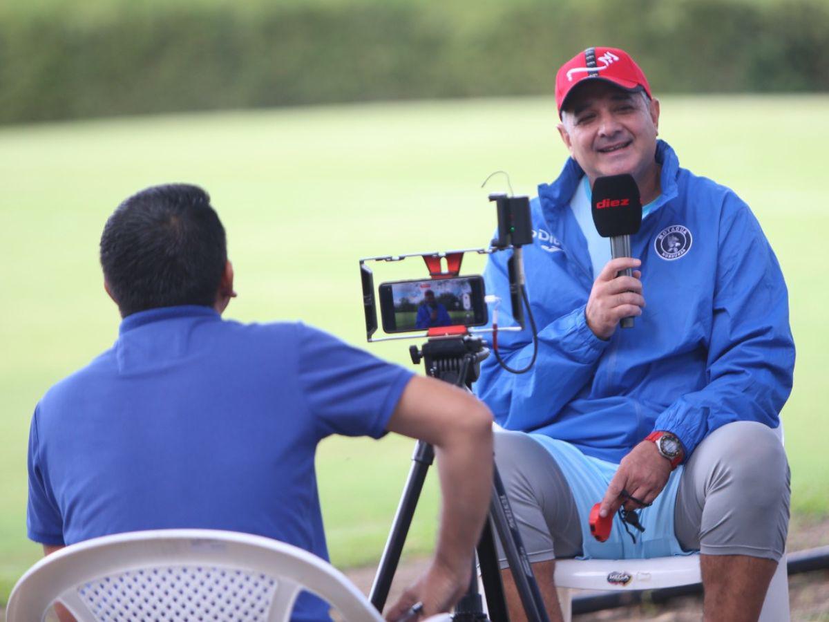 Diego Vázquez junto al periodista Carlos Castellanos. “Honduras tiene posibilidades de clasificar, Costa Rica recién trajo al técnico”, expreso el ex técnico de Honduras.