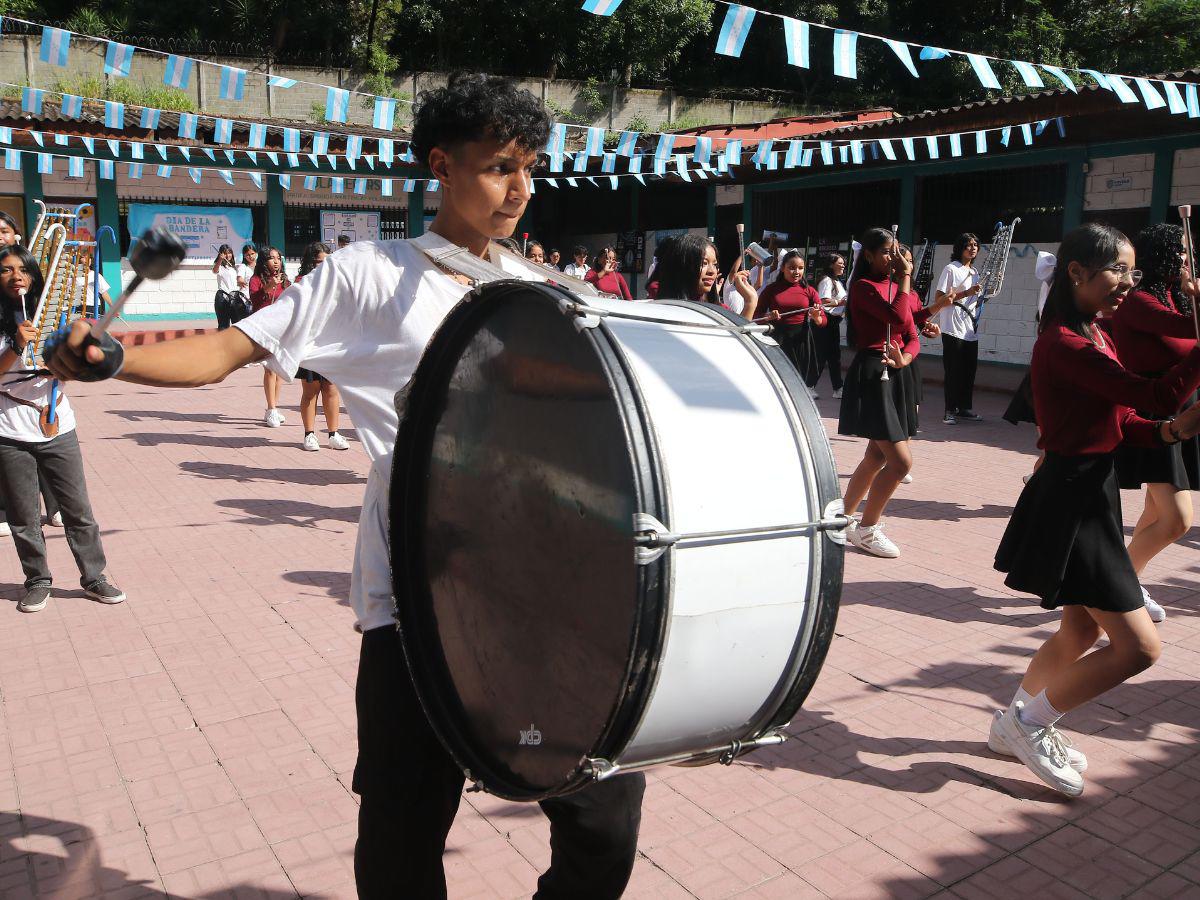 Con acrobacias y coreografía, banda del San Juan Bosco prepara espectáculo en desfiles