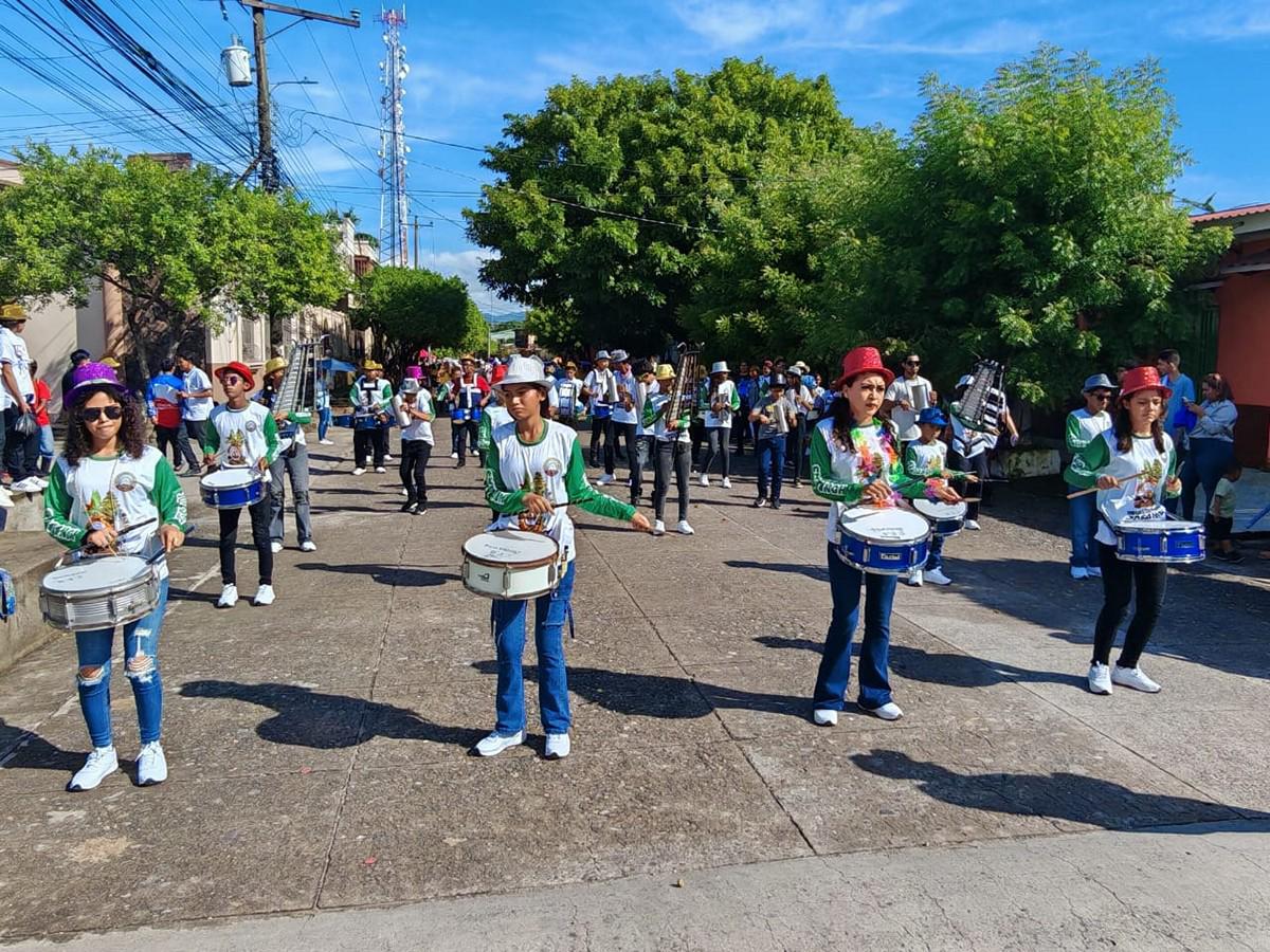 Choluteca celebra su 179 aniversario con colorido desfile y carrozas