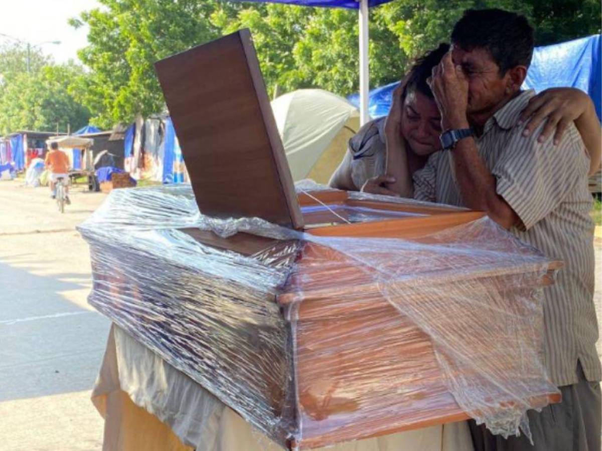 ¡Desgarrador! Damnificados velan los restos de su pariente en calle de La Lima