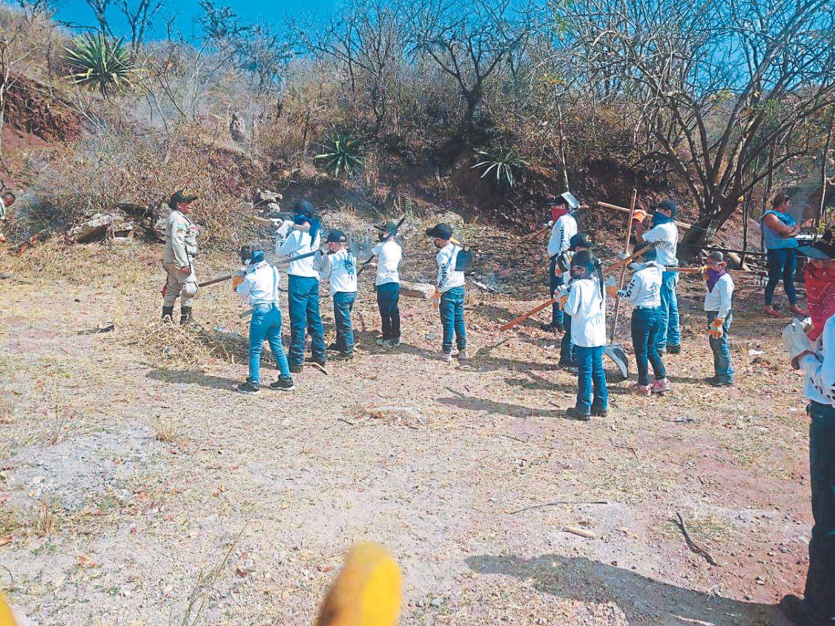 Niños bomberos son entrenados para convertirse en futuros héroes