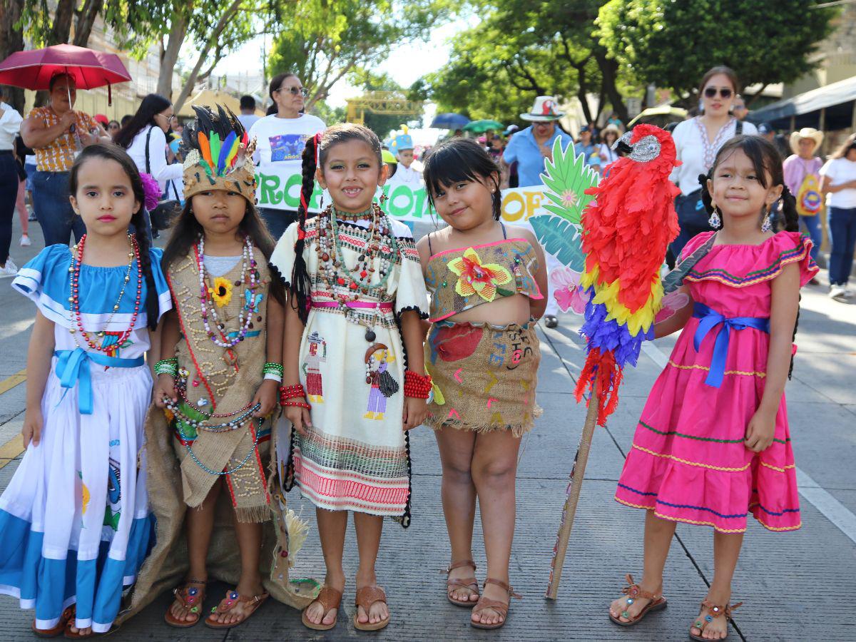 Los niños de prebásica de la capital inauguran con entusiasmo el mes patrio