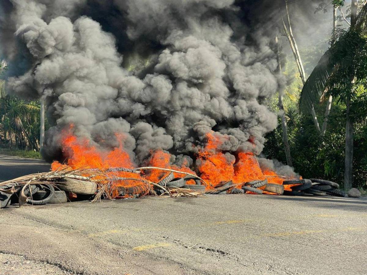 El intenso humo producto de la quema de llantas impera en la carretera CA-13 en Colón.