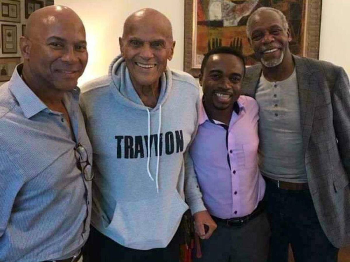 Aquí posando con el actor estadounidense Danny Glover (derecha) y otras personalidades.