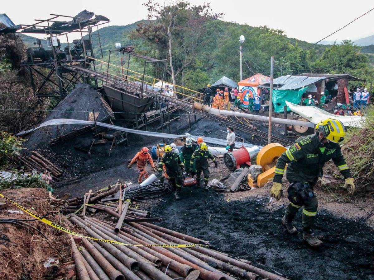 Nueve muertos y seis obreros atrapados deja accidente minero en Colombia