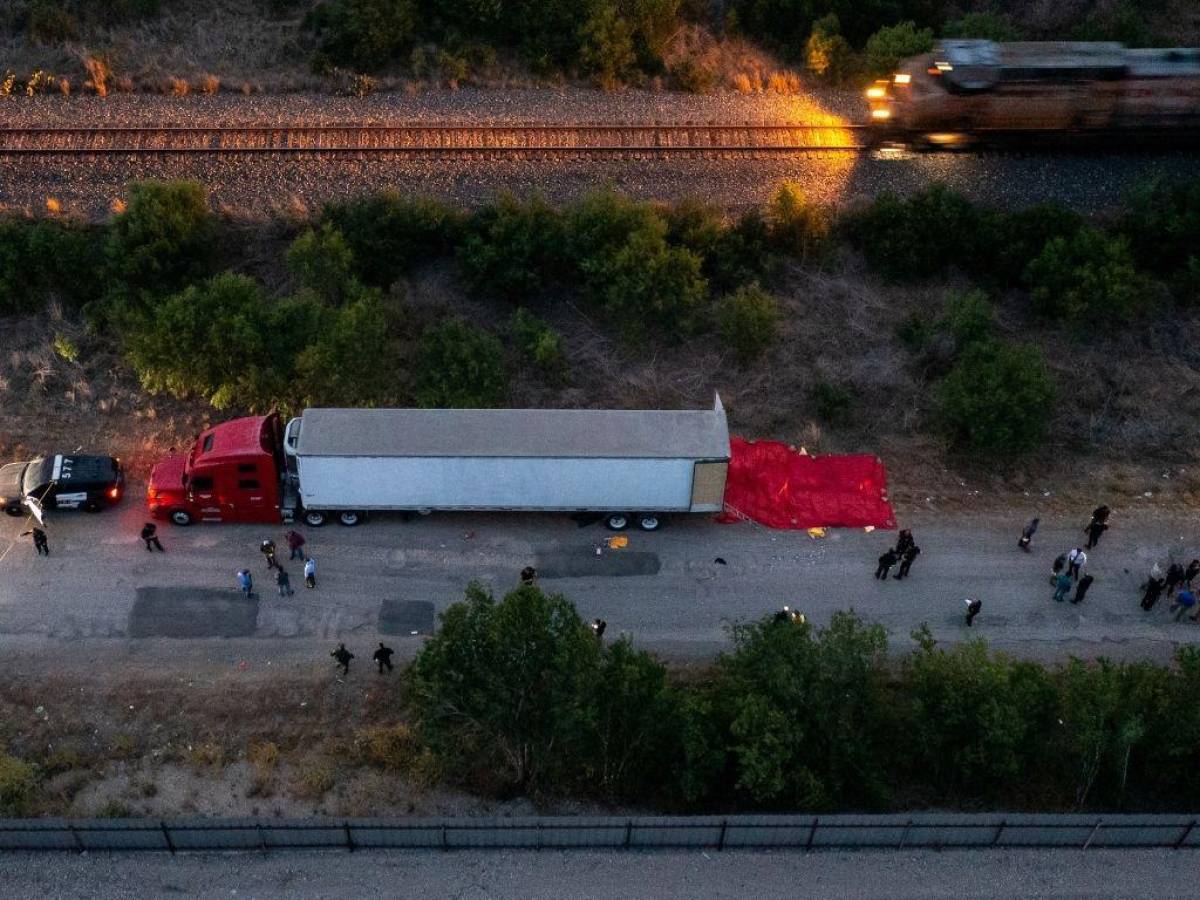 Identifican a 16 guatemaltecos entre las víctimas del tráiler de migrantes abandonado en Texas