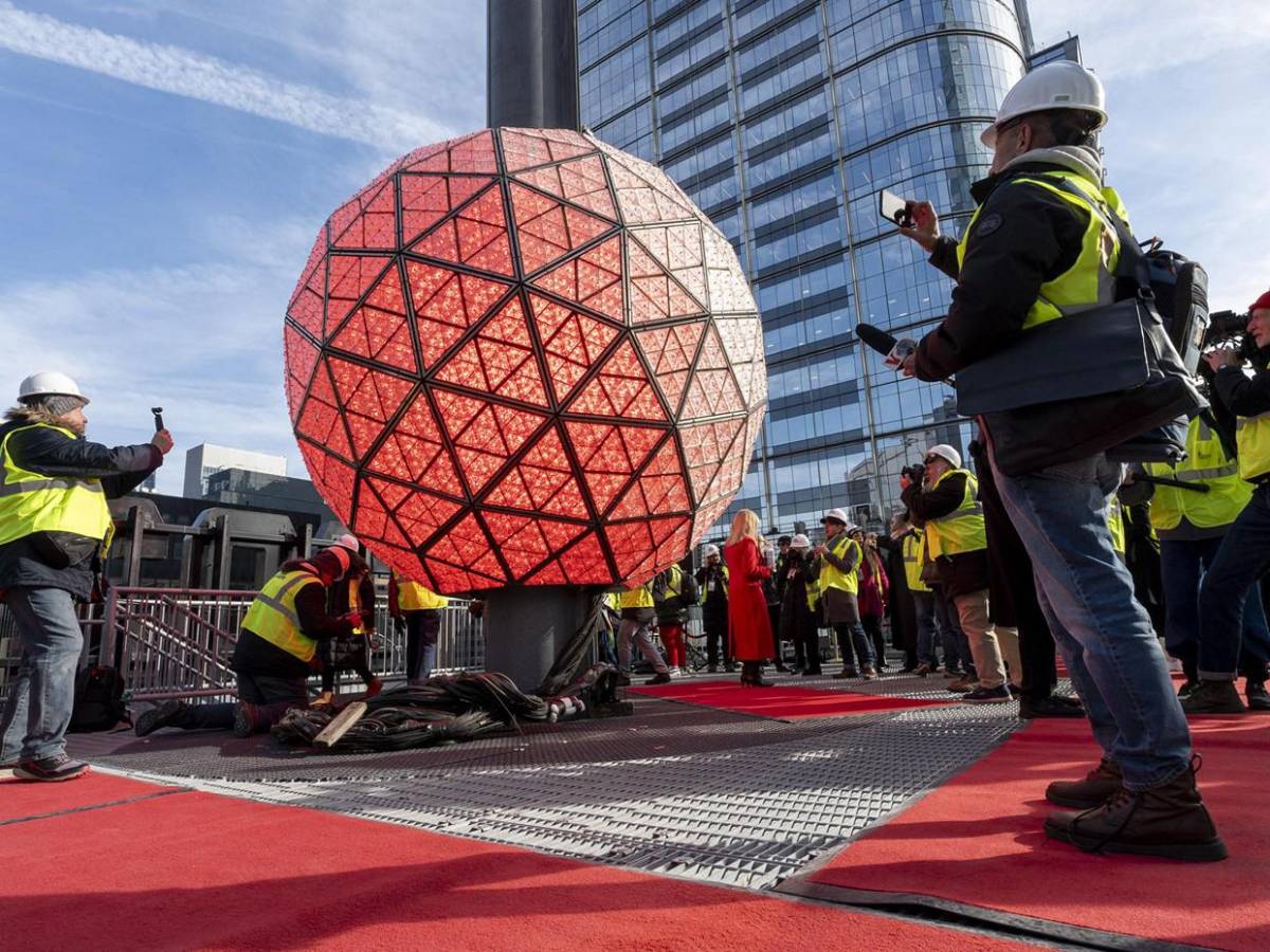 Todo listo para recibir 2025: ultiman detalles en bola de  Times Square