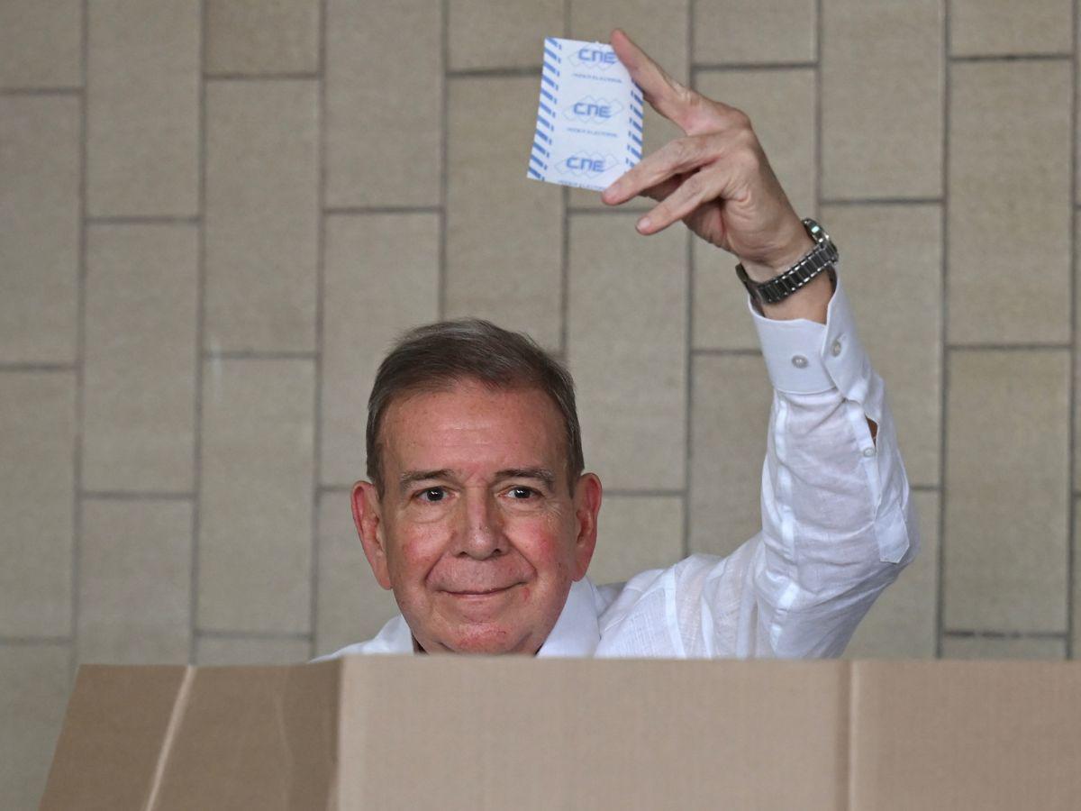 Momento en que Edmundo González ejercía el voto.