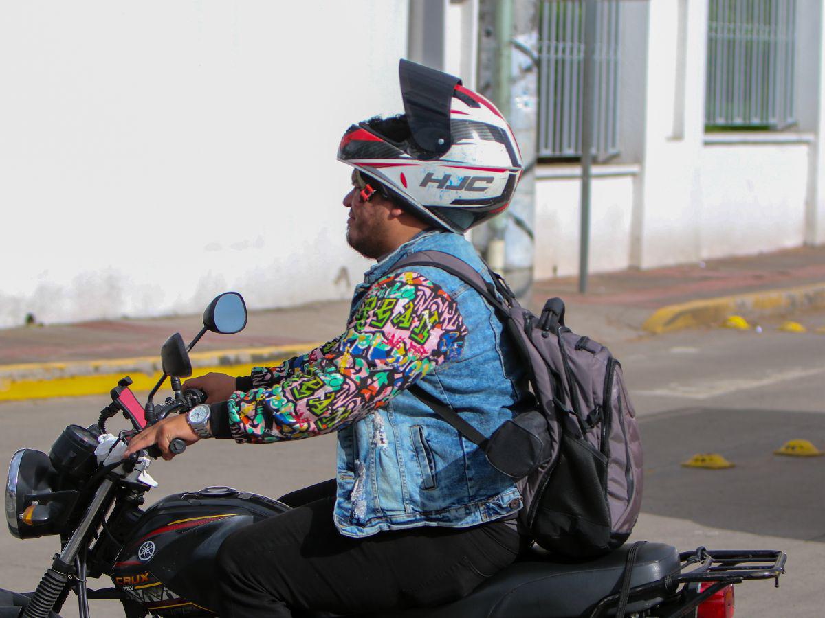 $!Observar conductores de motos que no abrochan su casco es común, asimismo no todos los cascos utilizados son certificados y eso contribuye a generar lesiones o incluso la muerte durante un accidente.