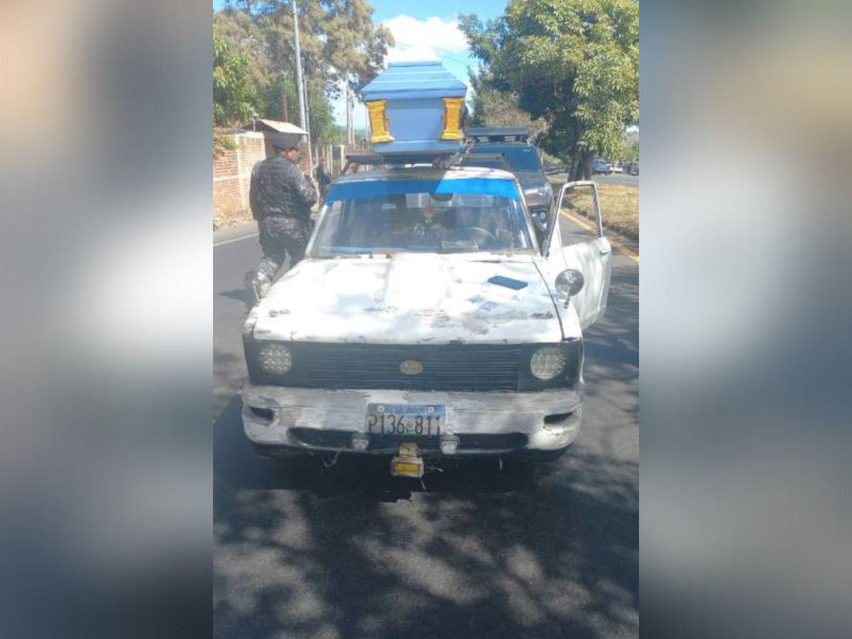 Así era transportado el féretro en donde se ocultaba el supuesto delincuente.