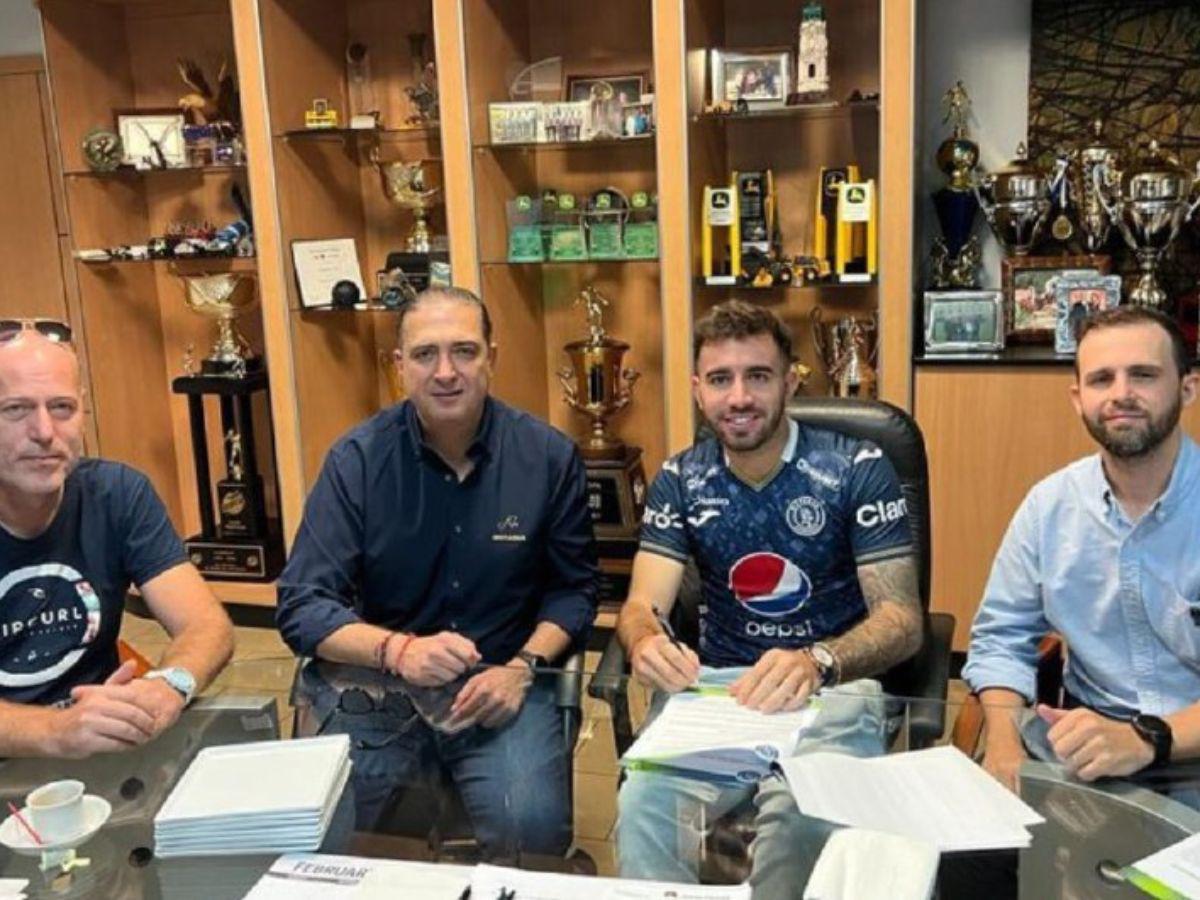 El argentino Agustín Auzmendi firmó de manera oficial su contrato con Motagua por un año