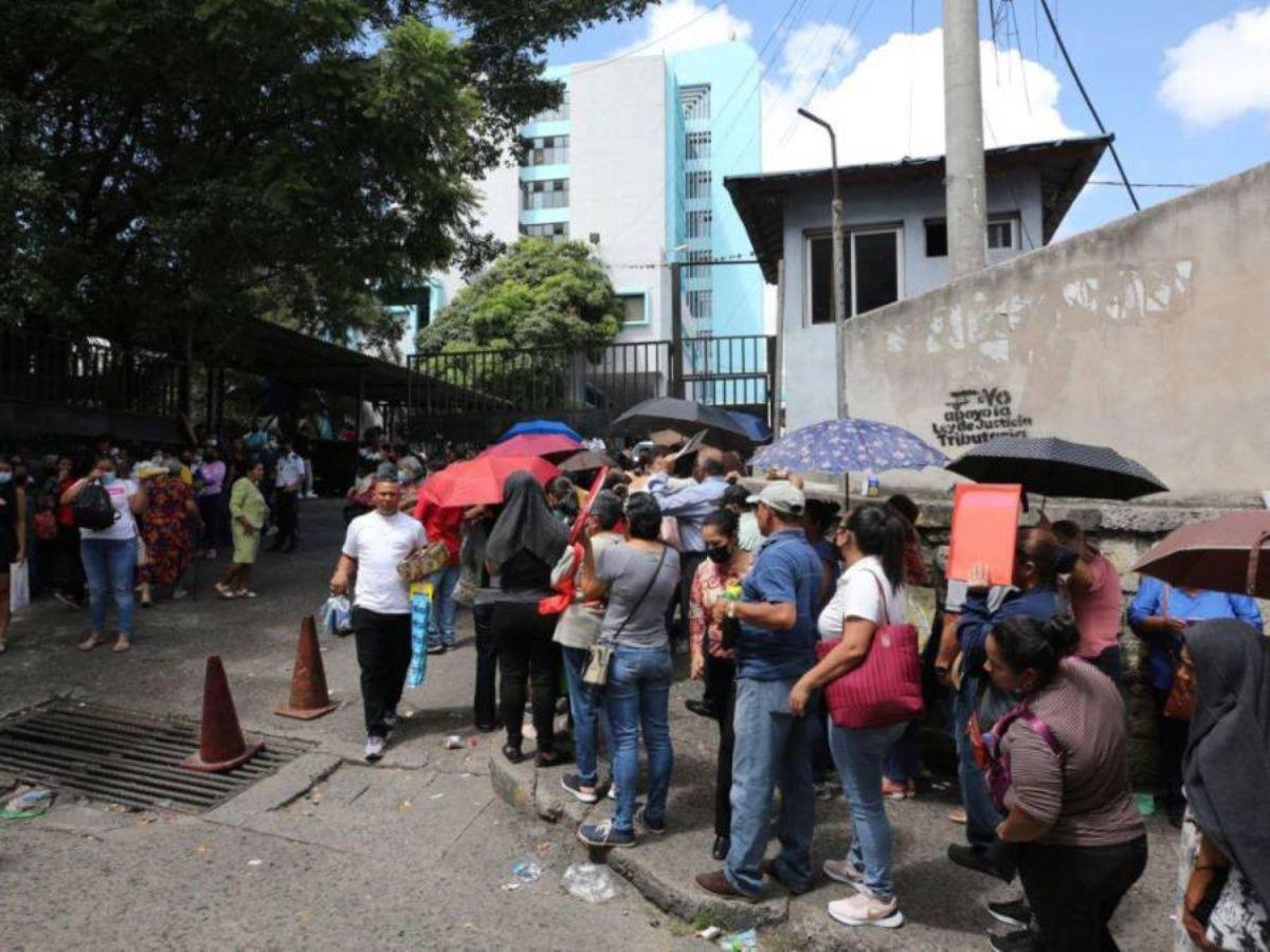 Largas filas en el IHSS en busca de obtener citas médicas, tras Feriado Morazánico