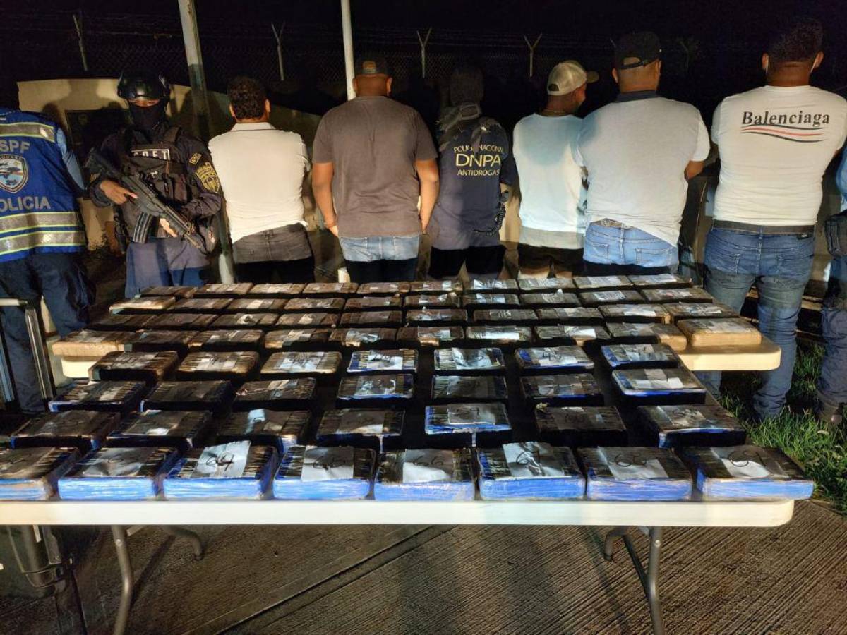 Capturan a cinco hombres en posesión de 69 paquetes de supuesta droga en Tela